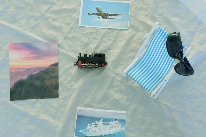 Fotos von Strand, Flugzeug, Schiff. Kleiner Liegestuhl mit Sonnenbrille. 