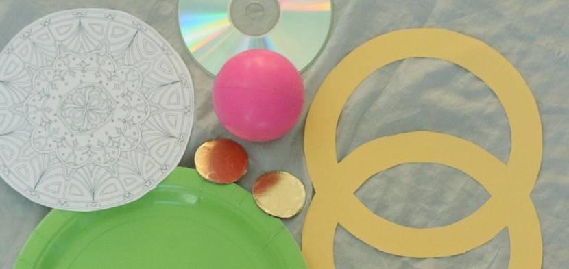 Runde Gegenstände: Mandala, CD, Ball, Teller, ausgeschnittene Kreise und Ringe. 