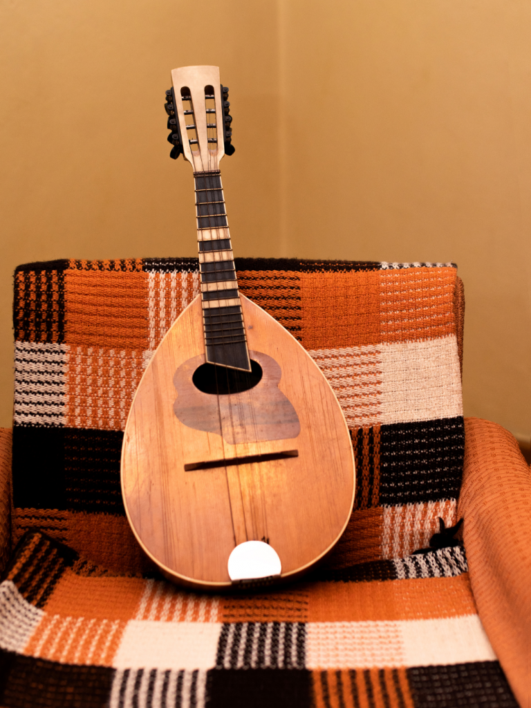 Eine Mandoline auf einem vintage Sessel. 