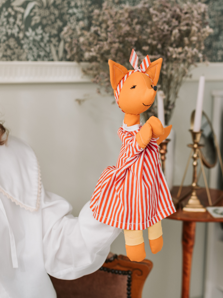 Eine Fuchs-Handpuppe, die 