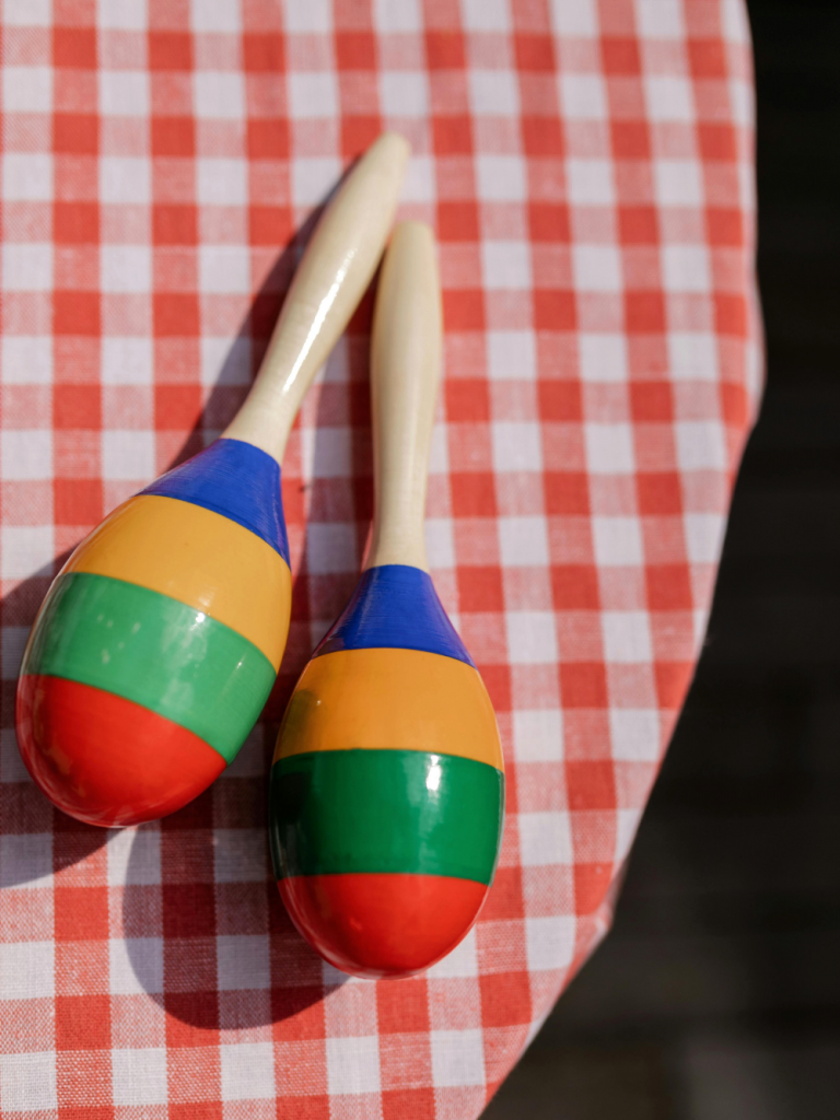 Bunt lackierte Maracas liegen auf einem Tisch.