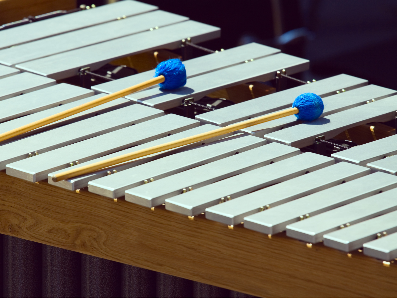 Metallophon, auf dem Schlägel liegen. 